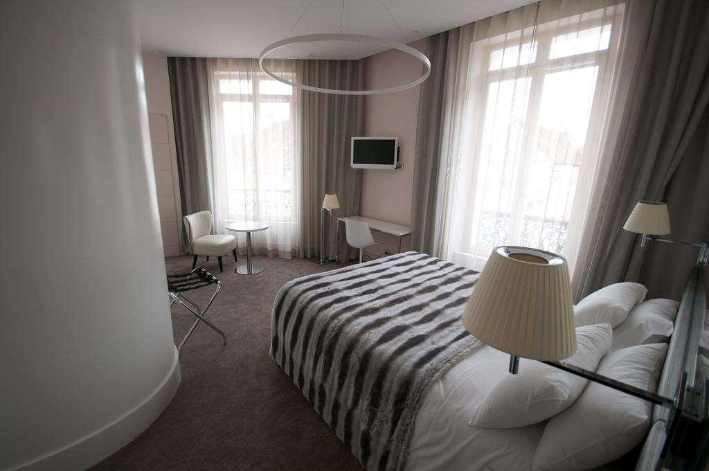 Le Cesar Hotel Provins Oda fotoğraf