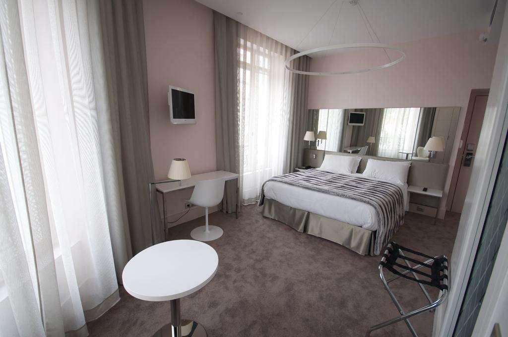 Le Cesar Hotel Provins Oda fotoğraf