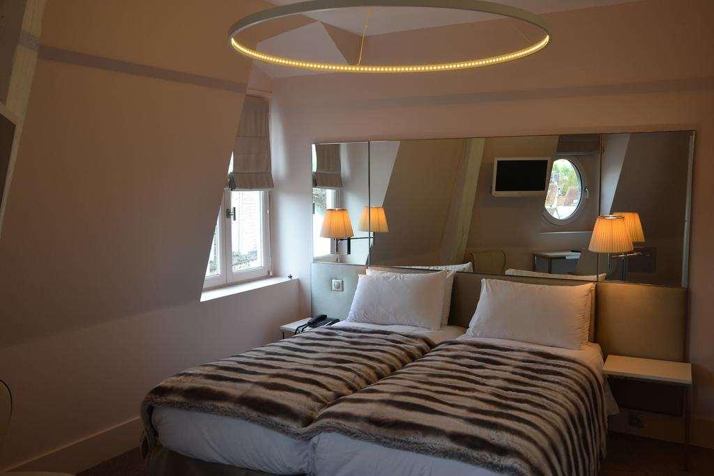 Le Cesar Hotel Provins Oda fotoğraf