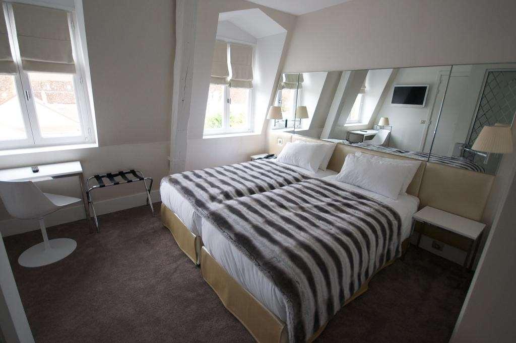 Le Cesar Hotel Provins Oda fotoğraf